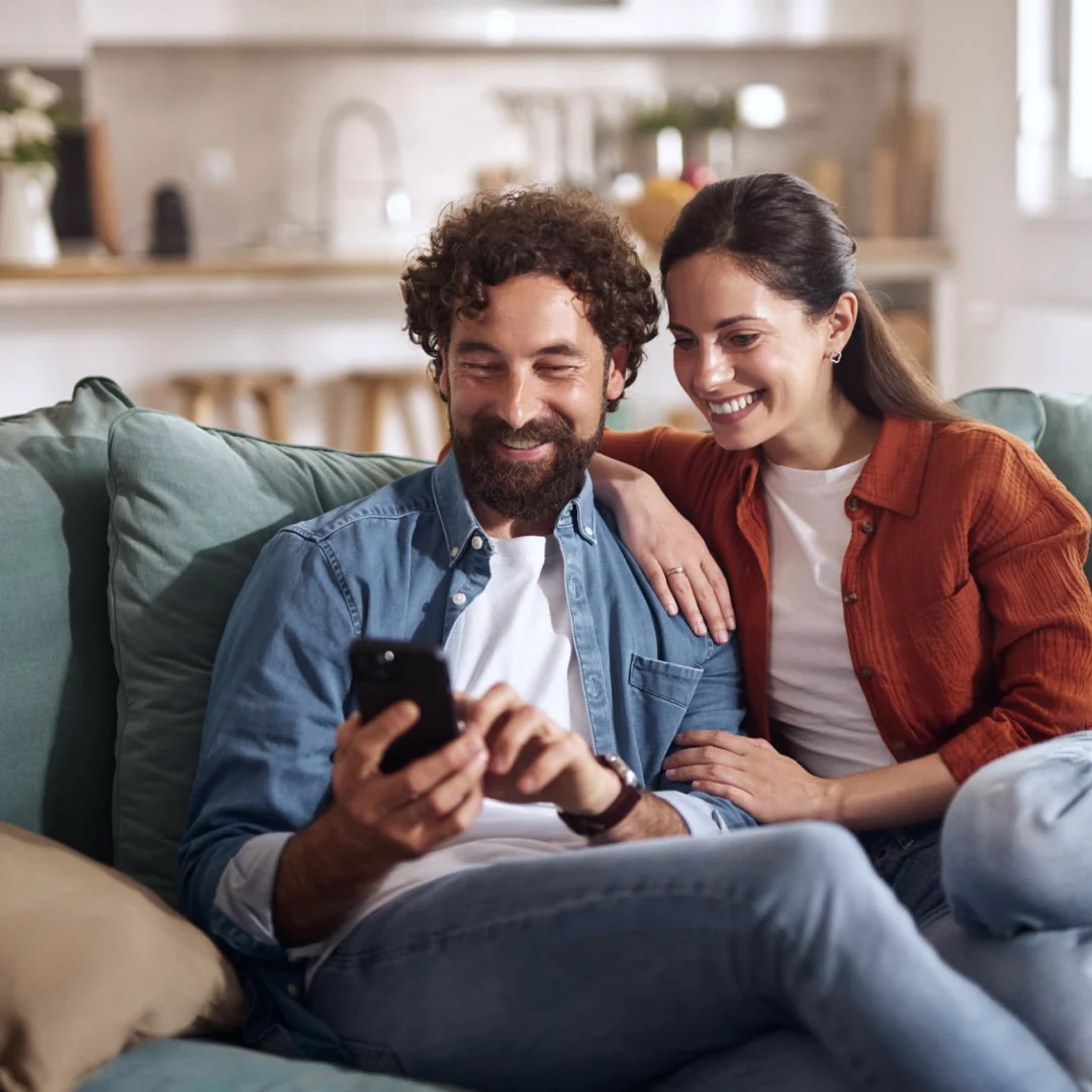 Pareja invirtiendo desde la app de Inteligo SAB