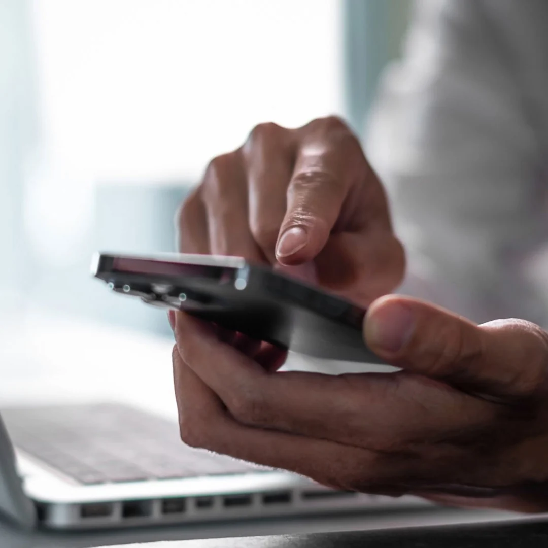 Herramientas de inversión en celular y laptop